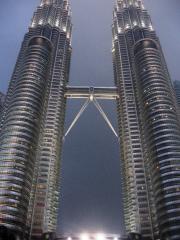Le Petronas Twin Towers o Torri Petronas, in malese Menara Petronas, sono due torri gemelle alte 452 m._2