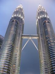 Le Petronas Twin Towers o Torri Petronas, in malese Menara Petronas, sono due torri gemelle alte 452 m._4