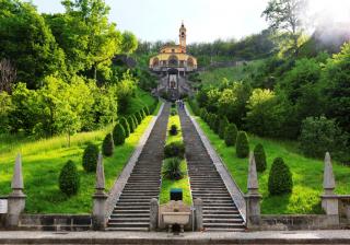 Il 9 maggio 1617 tre pastorelli stavano pascolando il gregge nel bosco, quando, sui tre grandi castagni che si ergevano intorno alla Sorgente del Lupo, scorsero la grande Signora tra luci e splendori celestiali e armoniose melodie._4