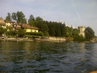 L'isola Bella è situata nel lago Maggiore, fa parte del gruppo delle cosiddette Borromee e si trova nel golfo dedicato all'insigne famiglia che ancora ne ha la propriet�._4