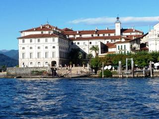 L'isola Bella è situata nel lago Maggiore, fa parte del gruppo delle cosiddette Borromee e si trova nel golfo dedicato all'insigne famiglia che ancora ne ha la propriet�._3