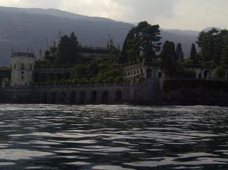 L'isola Bella è situata nel lago Maggiore, fa parte del gruppo delle cosiddette Borromee e si trova nel golfo dedicato all'insigne famiglia che ancora ne ha la propriet�._6