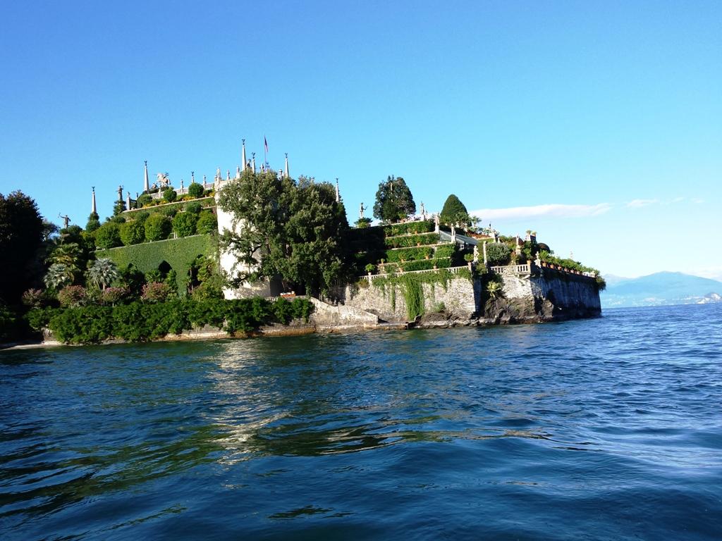 L'isola Bella è situata nel lago Maggiore, fa parte del gruppo delle cosiddette Borromee e si trova nel golfo dedicato all'insigne famiglia che ancora ne ha la propriet�. 23