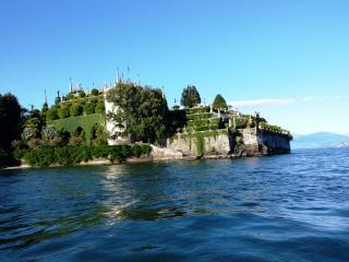 L'isola Bella è situata nel lago Maggiore, fa parte del gruppo delle cosiddette Borromee e si trova nel golfo dedicato all'insigne famiglia che ancora ne ha la propriet�._2