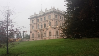 Si presenta elegante e ariosa, decorata da obelischi e colonne e sorprende i visitatori con interni monumentali.