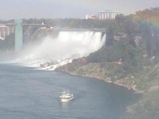 Le cascate del Niagara, situate nel nord-est dell'America, a cavallo tra USA e Canada, sono per la loro vastit� tra i più famosi salti d'acqua del mondo_2