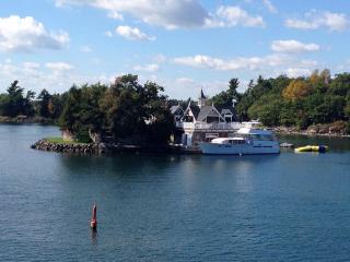 Il fiume Gananoque scorre attraverso la città e il fiume San Lorenzo funge da confine meridionale della città._6