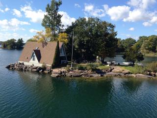 Il fiume Gananoque scorre attraverso la città e il fiume San Lorenzo funge da confine meridionale della città._5