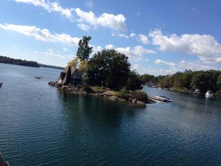 Il fiume Gananoque scorre attraverso la città e il fiume San Lorenzo funge da confine meridionale della città._2