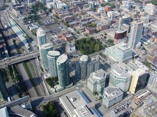 Toronto è una citt� dell'estremo Sud-Est del Canada, capoluogo della provincia dell'Ontario e centro più popoloso del Canada con i suoi 2.503.281 abitanti._4