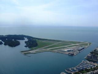 Toronto è una citt� dell'estremo Sud-Est del Canada, capoluogo della provincia dell'Ontario e centro più popoloso del Canada con i suoi 2.503.281 abitanti._4