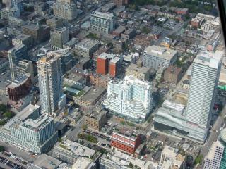 Toronto è una citt� dell'estremo Sud-Est del Canada, capoluogo della provincia dell'Ontario e centro più popoloso del Canada con i suoi 2.503.281 abitanti._6