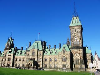E' la capitale federale del Canada, situata sulla sponda meridionale del fiume Ottawa._2