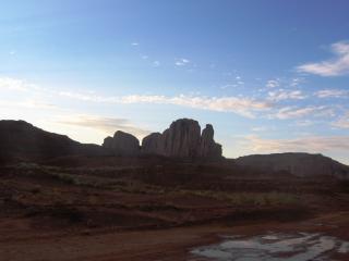 La Monument Valley è un pianoro di origine fluviale ubicato al confine tra Utah e Arizona caratterizzata da 