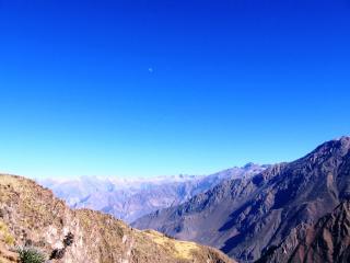 Colca Canyon è la terza destinazione più visitata turistica del Perù con circa 120.000 visitatori l'anno. Famosa per il Condor Andino che pu� essere visto da vicino come volano oltre le pareti del canyon._2