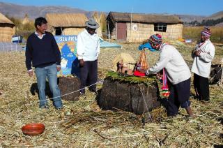 l Titicaca è un lago (8.330 km�) situato tra Bolivia e Perù. è il lago navigabile posto alla maggiore altitudine (3.812 m sopra il livello del mare) e presenta una profondit� massima di 281 metri._6