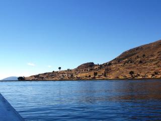 l Titicaca è un lago (8.330 km�) situato tra Bolivia e Perù. è il lago navigabile posto alla maggiore altitudine (3.812 m sopra il livello del mare) e presenta una profondit� massima di 281 metri._2