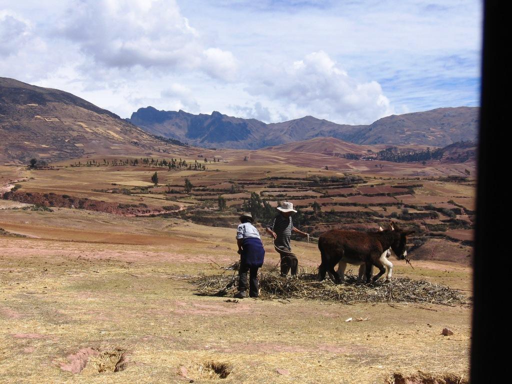 Situato su una ripida collina che domina la citt�, contiene una spettacolare vista sulla valle a sud-est.  Raccolte di superficie di ceramica a Saksaywaman indicano che la prima occupazione della parte superiore della collina risale almeno un millennio 13