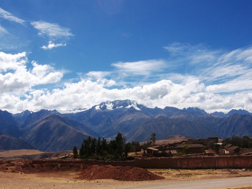 Situato su una ripida collina che domina la citt�, contiene una spettacolare vista sulla valle a sud-est.  Raccolte di superficie di ceramica a Saksaywaman indicano che la prima occupazione della parte superiore della collina risale almeno un millennio 15