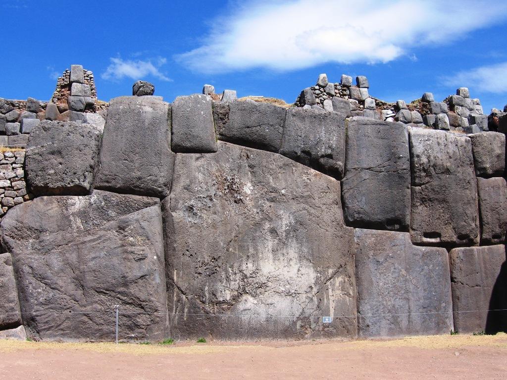 Situato su una ripida collina che domina la citt�, contiene una spettacolare vista sulla valle a sud-est.  Raccolte di superficie di ceramica a Saksaywaman indicano che la prima occupazione della parte superiore della collina risale almeno un millennio 21