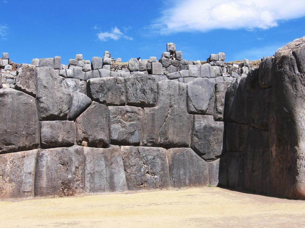 Situato su una ripida collina che domina la citt�, contiene una spettacolare vista sulla valle a sud-est.  Raccolte di superficie di ceramica a Saksaywaman indicano che la prima occupazione della parte superiore della collina risale almeno un millennio 22