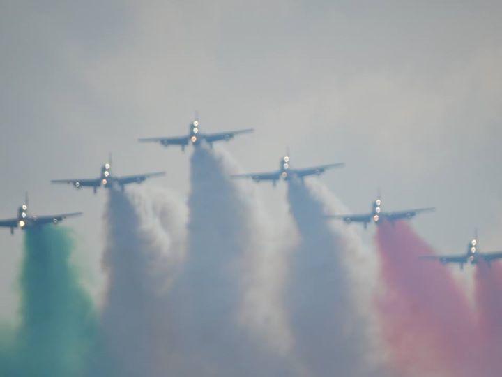 Le Frecce Tricolori, il cui nome per esteso è Pattuglia Acrobatica Nazionale, costituente il 313° Gruppo Addestramento Acrobatico, sono la pattuglia acrobatica nazionale dell'Aeronautica Militare Italiana. 33