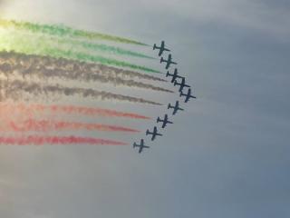 Le Frecce Tricolori, il cui nome per esteso è Pattuglia Acrobatica Nazionale, costituente il 313° Gruppo Addestramento Acrobatico, sono la pattuglia acrobatica nazionale dell'Aeronautica Militare Italiana._5