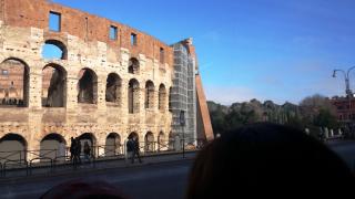 Il Colosseo è il più grande anfiteatro del mondo, situato nel centro della città di Roma._5