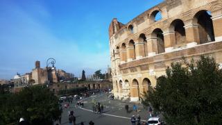 Il Colosseo è il più grande anfiteatro del mondo, situato nel centro della città di Roma._2