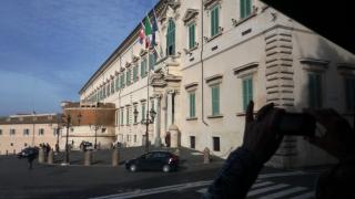 Il Palazzo del Quirinale è un palazzo storico di Roma che sorge sull'omonimo colle e si affaccia sull'omonima piazza. è la residenza ufficiale del presidente della Repubblica Italiana e uno dei simboli dello Stato italiano._3