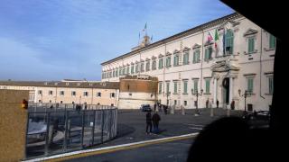 Il Palazzo del Quirinale è un palazzo storico di Roma che sorge sull'omonimo colle e si affaccia sull'omonima piazza. è la residenza ufficiale del presidente della Repubblica Italiana e uno dei simboli dello Stato italiano._6