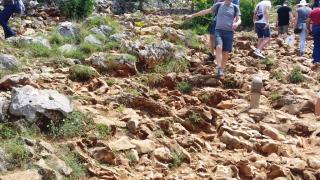 Costituisce il luogo delle prime presunte apparizioni della Vergine Maria a Medjugorje_2