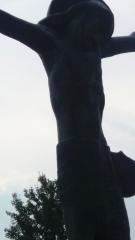 Questa raffigurazione scultorea mostra due diversi misteri: infatti il mio Gesù è sollevato e simboleggia allo stesso tempo Gesù sulla croce, che è rimasto sulla terra, e il Risorto, poichè si regge senza croce._4