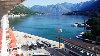 C�ttaro (in montenegrino: Kotor, in veneto: Cataro) è una citt� della repubblica del Montenegro, situata sulla costa adriatica, capoluogo dell'omonimo comune e sede vescovile._2