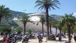 C�ttaro (in montenegrino: Kotor, in veneto: Cataro) è una citt� della repubblica del Montenegro, situata sulla costa adriatica, capoluogo dell'omonimo comune e sede vescovile._3