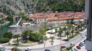 C�ttaro (in montenegrino: Kotor, in veneto: Cataro) è una citt� della repubblica del Montenegro, situata sulla costa adriatica, capoluogo dell'omonimo comune e sede vescovile._5