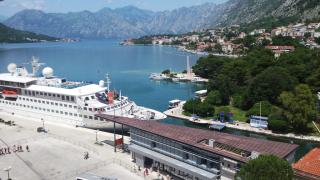 C�ttaro (in montenegrino: Kotor, in veneto: Cataro) è una citt� della repubblica del Montenegro, situata sulla costa adriatica, capoluogo dell'omonimo comune e sede vescovile._4
