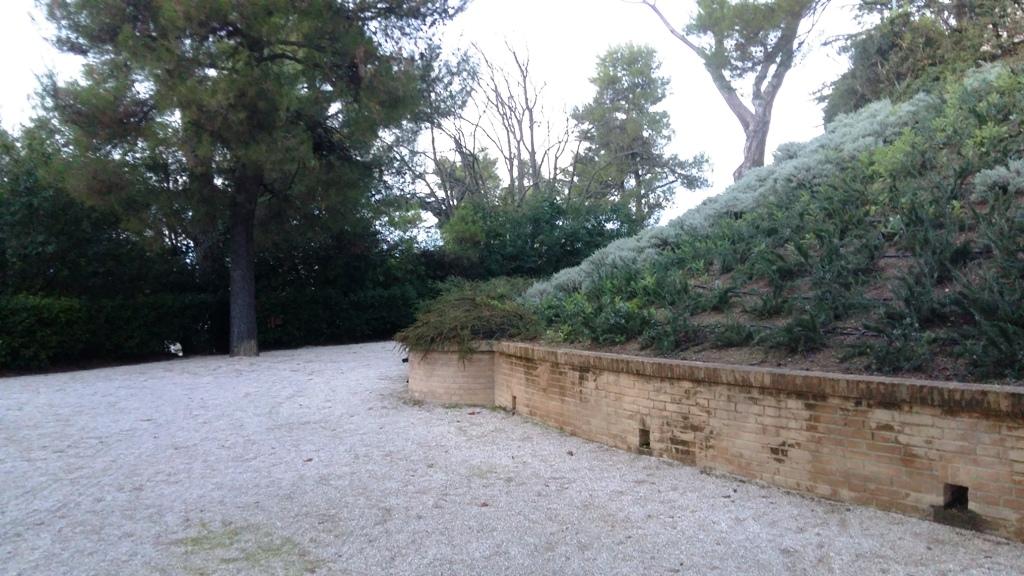 Recanati sorge sulla cima di un colle, la cui cresta tortuosa è quasi pianeggiante, a 296 m s.l.m., tra le valli dei fiumi Potenza e Musone. Patria di Giacomo Leopardi. 5
