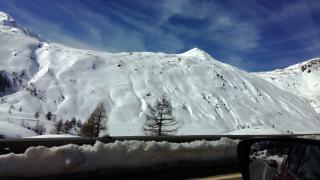 Il paese si trova sulla strada nazionale N9 (E62), che collega il Canton Vallese all'Italia attraverso il passo del Sempione_6