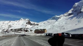Il paese si trova sulla strada nazionale N9 (E62), che collega il Canton Vallese all'Italia attraverso il passo del Sempione_5