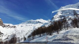 Il paese si trova sulla strada nazionale N9 (E62), che collega il Canton Vallese all'Italia attraverso il passo del Sempione_2