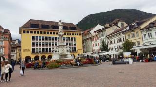 Bolzano è un comune italiano di 107 343 abitanti, capoluogo dell'omonima provincia autonoma in Trentino-Alto Adige/Südtirol._2