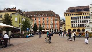 Bolzano è un comune italiano di 107 343 abitanti, capoluogo dell'omonima provincia autonoma in Trentino-Alto Adige/Südtirol._6