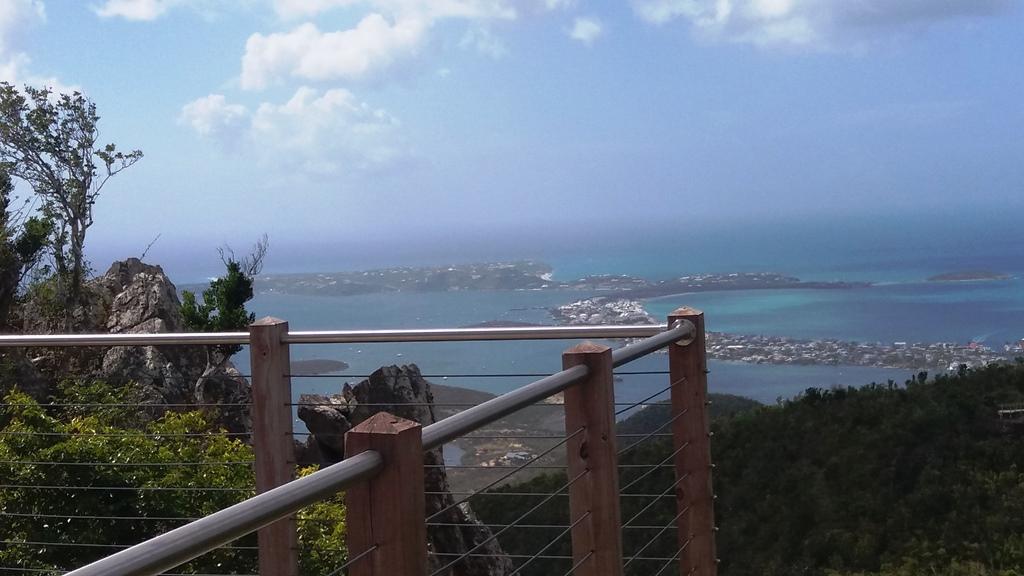 Saint Martin è un'isola situata a circa 240 km di distanza da Porto Rico, nella sezione nord-orientale dei Caraibi. 34