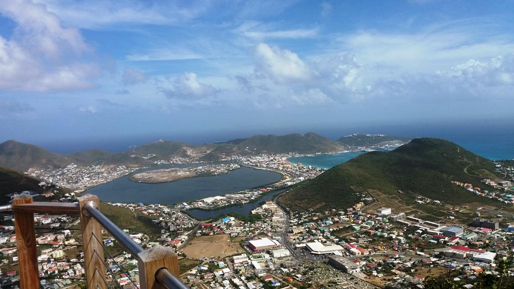Saint Martin è un'isola situata a circa 240 km di distanza da Porto Rico, nella sezione nord-orientale dei Caraibi. 46