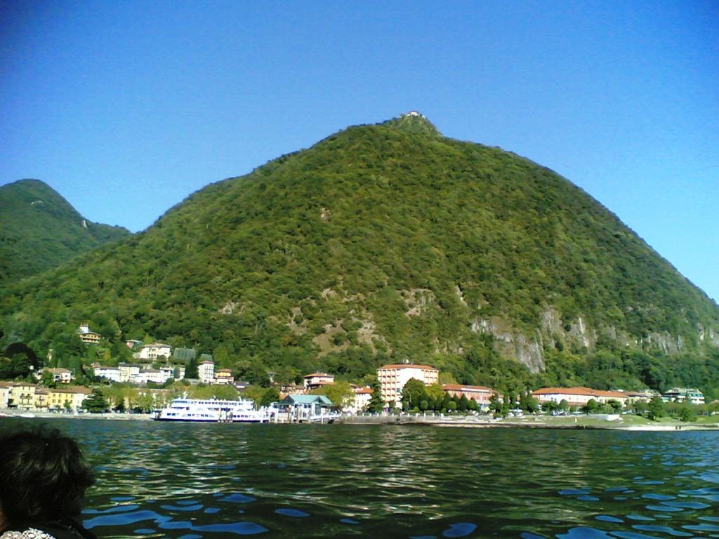 Un paese sulle rive del Lago Maggiore. 28